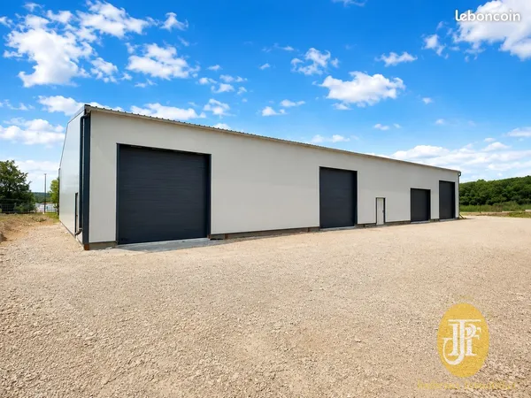 Local 228 m² Bouafles
