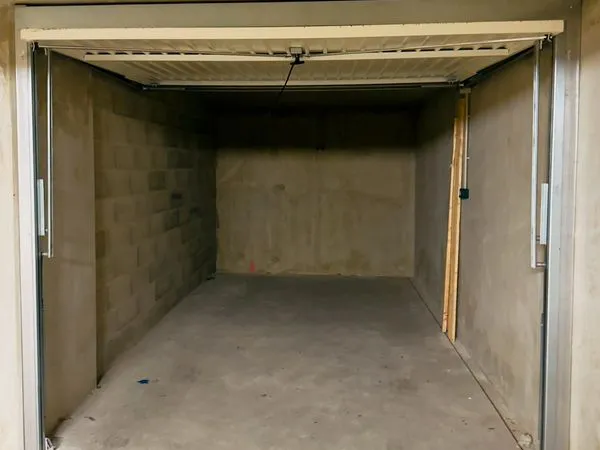 Garage fermé sécurisé 12,5 m2 avec borne recharge voiture électrique