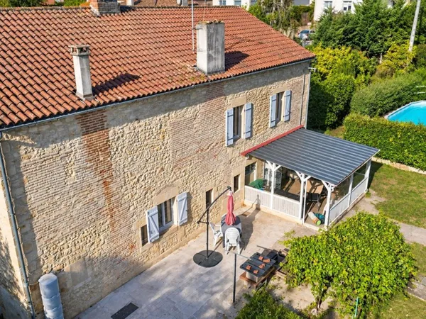 Maison en pierre avec 5 chambres, piscine et accès voie verte à Fumel