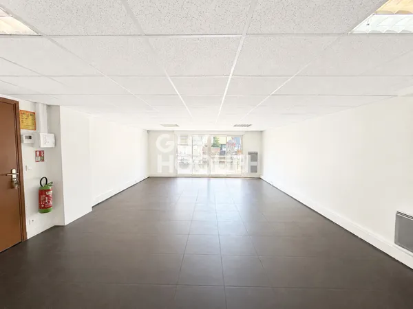 Bureau à louer - 60,7 m² au total - À 8 min à pied du métro ligne 12