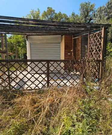 Terrain de loisirs 600 m2 un cabanon 12 m2avec compteur eau et edf