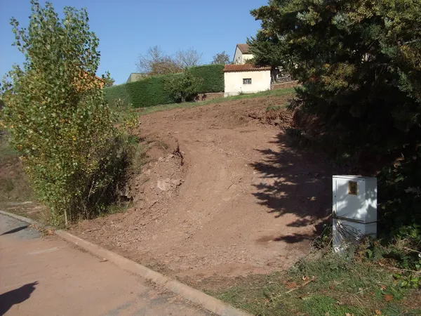 TERRAIN DE 1400 M² ,CONSTRUCTIBLE à Belmont sur rance12370