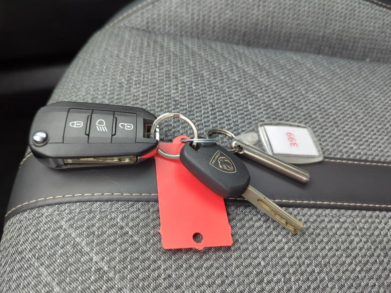 Peugeot 2008 puretech 100 s&s bvm6 allure — photo 27