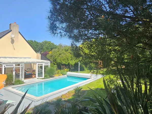 Grande propriété familiale avec piscine, dépendances et fort potentiel constructible