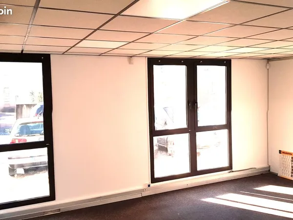625 hors charges : bureau d'angle 55m2 env. REZ DE CHAUSSE à louer ; Les Milles Aix-à en-Provence