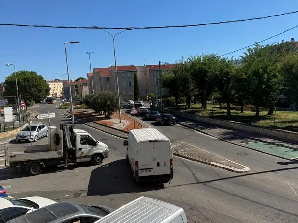 Local 76 m² Aubagne