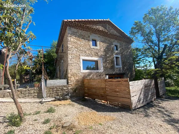 Mas en pierre avec dépendance et terrain constructible - proche Vézénobres