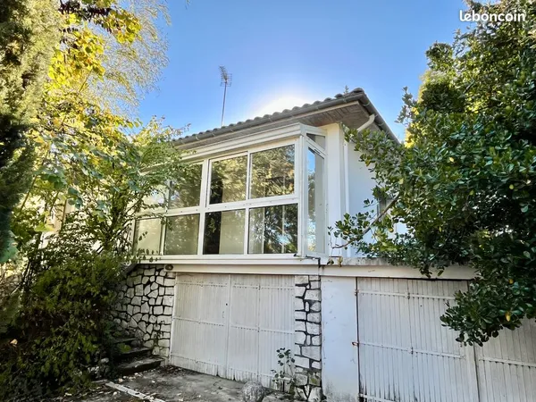 En campagne maison à rénover des années 70 avec double garage, jardin et puits