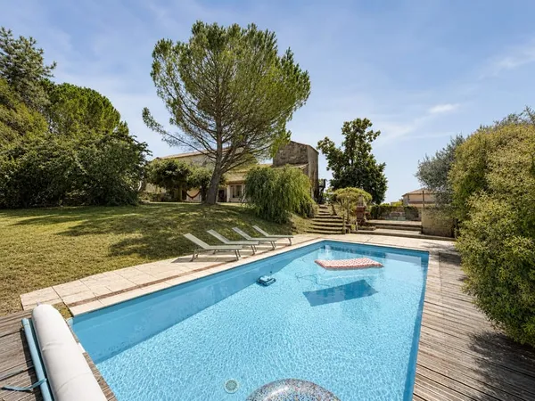 Maison en pierre rénovée avce piscine et vue imprenable