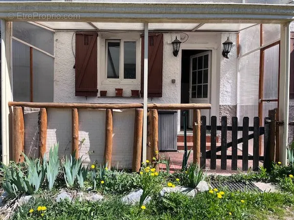 Appartement avec terasse et terrain non attenant d'environ 1500m2