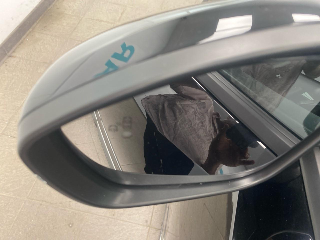 Peugeot 2008 hybrid 136 e-dcs6 allure — photo 32
