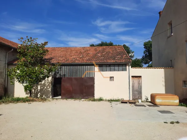 Entrepôt 137 m²