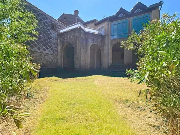 Une maison de village de caractère avec jardin, terrasse et vue dominante absolument exceptionnelle 