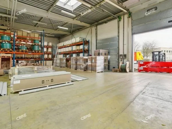 Entrepôt 2100 m²