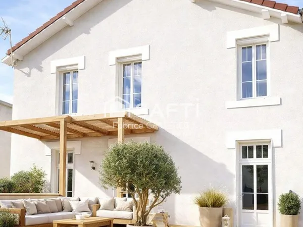 Maison de ville de 155 m² avec jardin et garage