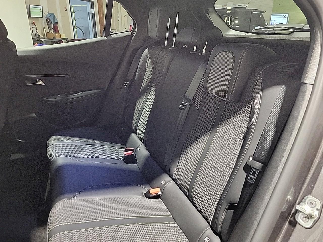 Peugeot 2008 puretech 130 s&s eat8 gt — photo 13