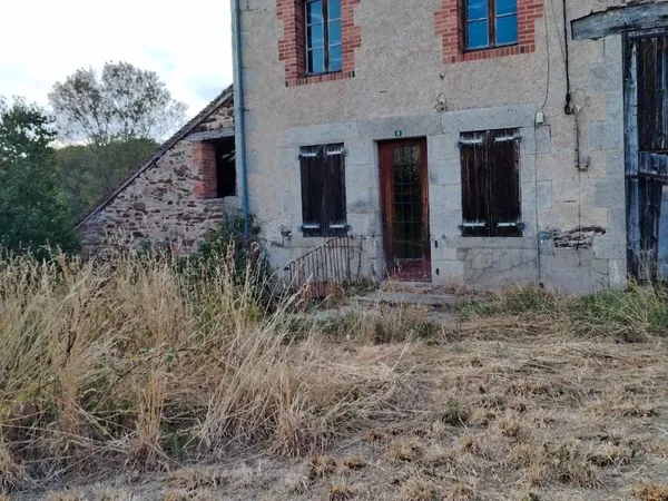 Maison d'habitation, avec bâtiment et terrain dans un village et près du bourg de Genouillac 23350 a