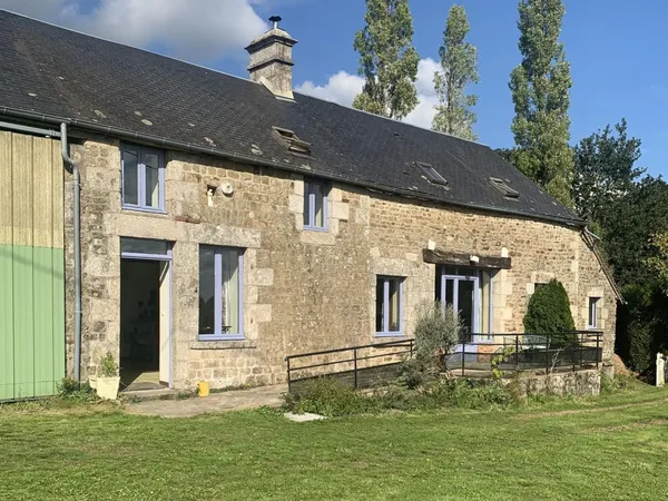 Maison en pierre lumineuse de 123 m² - Vie de plain-pied, bureau ou possibilité d'activité à domicil