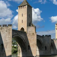 Marché immobilier Cahors 2026 : le pont que le Diable voulait inachevé, une économie tertiaire et des prix qui restent sous les 2 000 €/m²