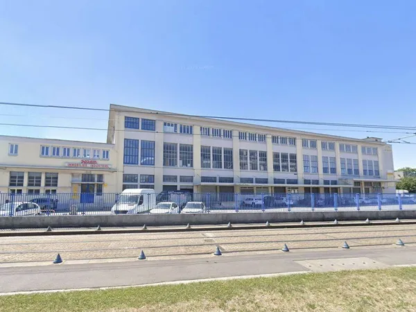 Entrepôt 1900 m²