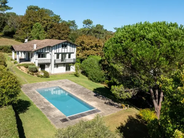 Maison 6 pièces 330 m²