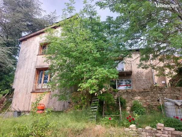 Grande maison en pierre et bois avec terrain et vue dégagée