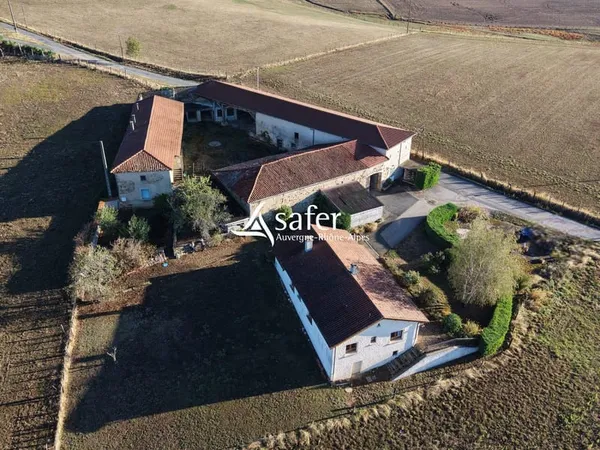 Corps De Ferme Et Villa Traditionnelle - Pomeys