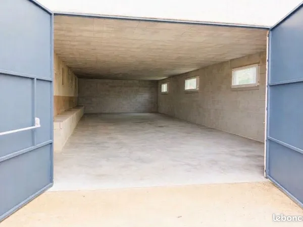 Pusey grand garage de 103 m2