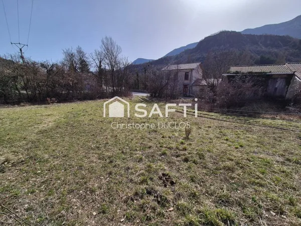 Terrain constructible sur parcelle agricole.
