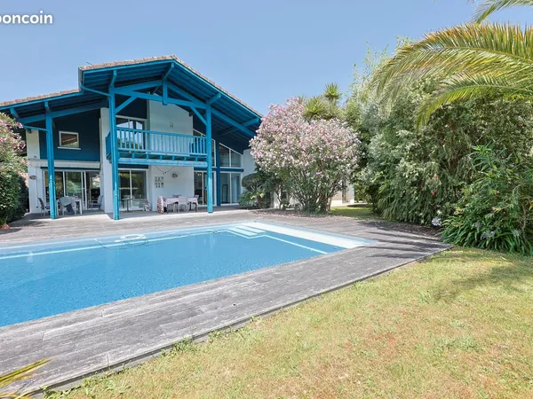 Villa sur Arcangues de 170 m2 habitable + piscine de 50 m2 + double garage sur une parcelle de 2500 