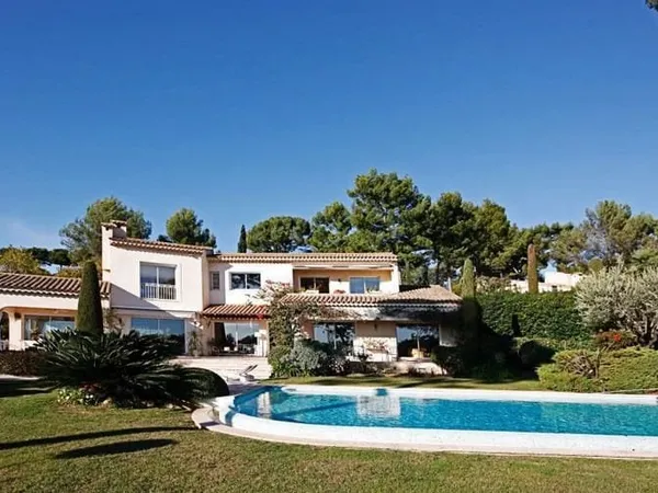 BELLE NEO PROVENÇALE DANS UN DOMAINE AVEC VUE MER