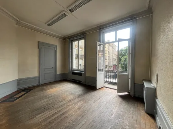 Idéalement placé, à proximité de la Place Jean-Jaurès