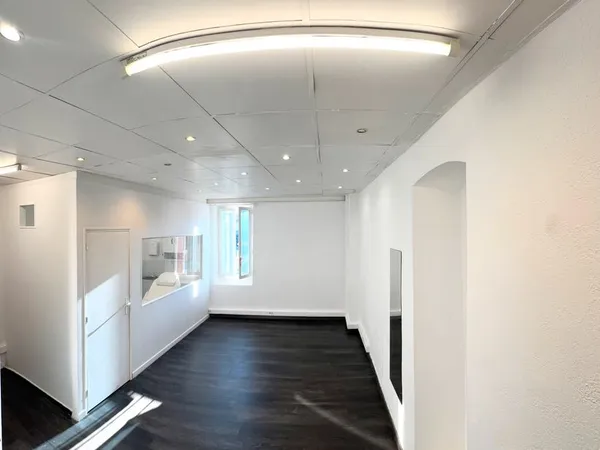 À LOUER - LOCAL COMMERCIAL ou PROFESSIONNEL DE 30 M² MARSEILLE LA VALENTINE - EMPLACEMENT STRATÉGIQU