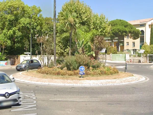 Double parking en centre-ville d'Hyères