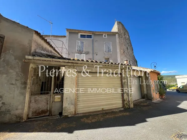 Provence, Céreste-en-Luberon , Belle maison de village avec terrasse, dépendances et garages