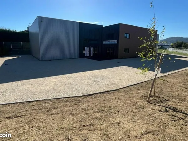 Local commercial 870 m² DAVEZIEUX