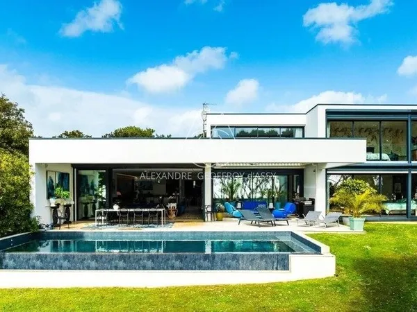 Exceptionnel à proximité de Royan. Villa avec une vue panoramique sur mer