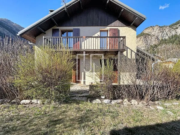 Maison T4 à Jausiers avec jardin et garage