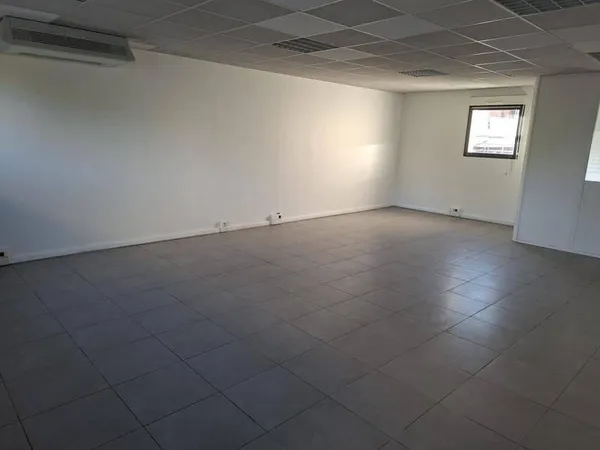 Local 235 m²