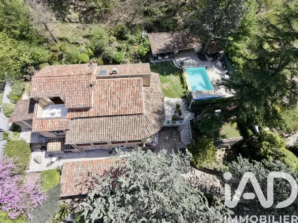Maison 7 pièces 230 m²