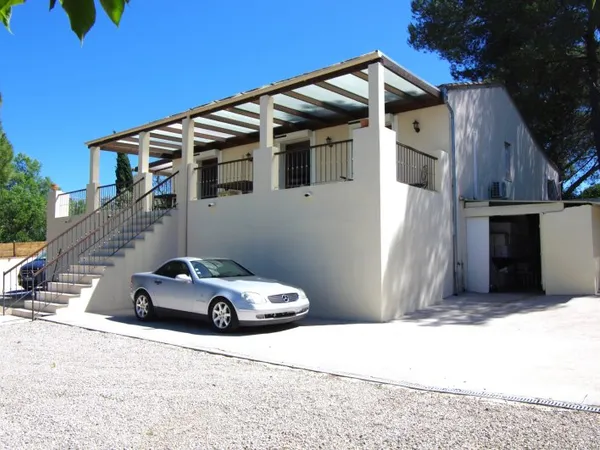 LE MUY -MAISON -T5 RENOVEE 137 M2 HABITABLE -TERRAIN 2158 M2 -DEPENDANCES -DPE B