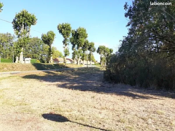 TERRAIN À BÂTIR - 1 935 m² - AU CŒUR DU VILLAGE - À 3 KM DE CONFOLENS