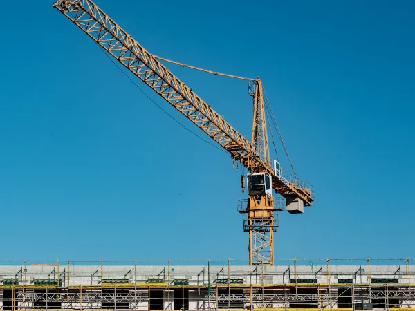 Logement neuf : 16 112 réservations au deuxième trimestre, − 4,8 %, quand les mises en vente repartent de 11,1 % — l'offre remonte au moment où la demande recule