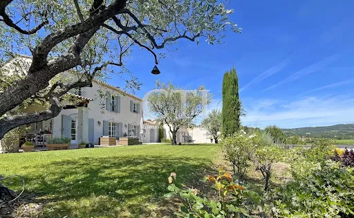 Propriété 8 pièces 234 m²