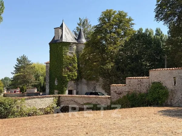 Château Historique • Mille Ans D'Histoire Au Coeur D'Un Domaine P