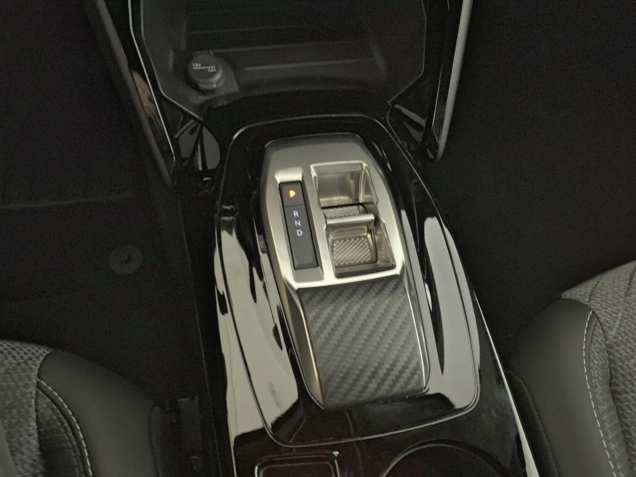Peugeot 2008 hybrid 145 ch e-dcs6 allure — photo 17