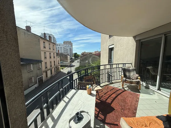Appartement T3 Villeurbanne Gratte ciel, balcon à vivre, cuisine équipée, rénové, possibilité garage