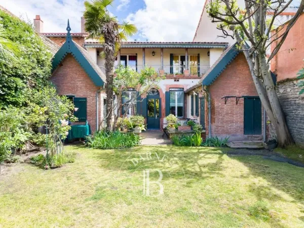 BUSCA, TOULOUSAINE DE 210 M² AVEC JARDIN.
