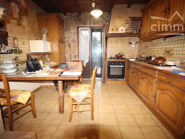 A vendre maison de village avec jardin, un local de rangement et  une grange