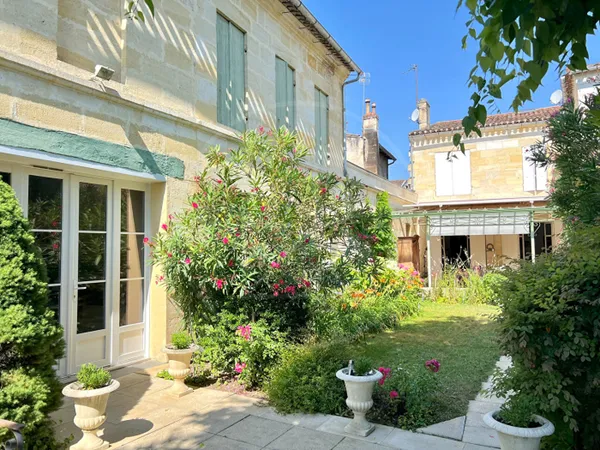 Hôtel particulier, dépendances et potentiel unique